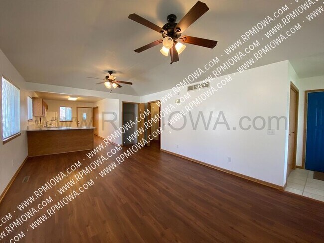 Foto del edificio - 3326 Emerald Dr