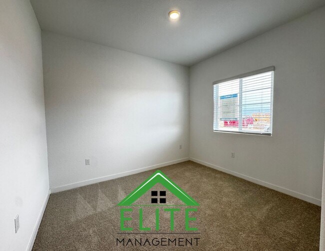 Foto del edificio - Welcome home to a brand-new two-story resi...