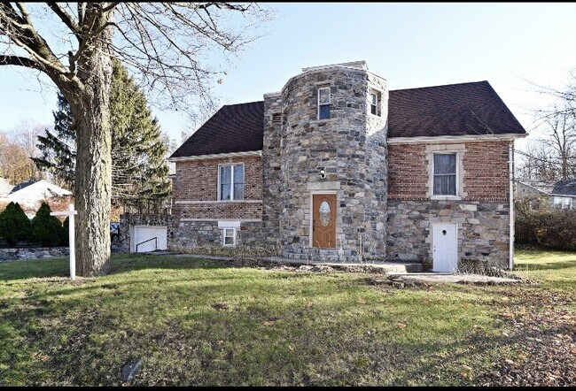 Building Photo - 2 Hollowbrook Plz Building Photo - 2 Hollowbrook Plz