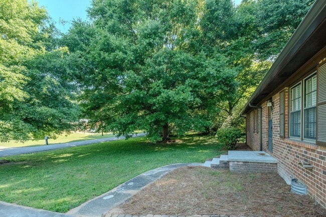 Building Photo - Proper Living in Winterville Georgia!