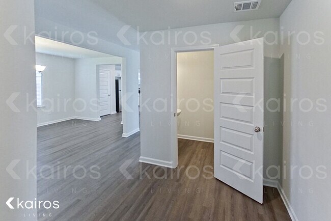 Foto del edificio - 200 Redwood Ct.