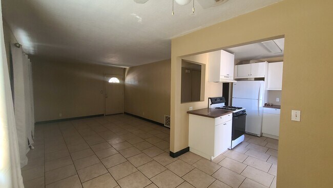 Building Photo - 450 W University Dr