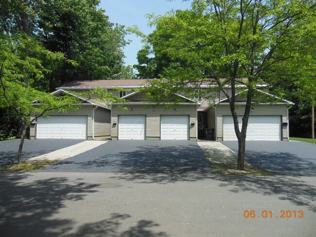 End Unit Townhouse - 18 Cherry St Apartment