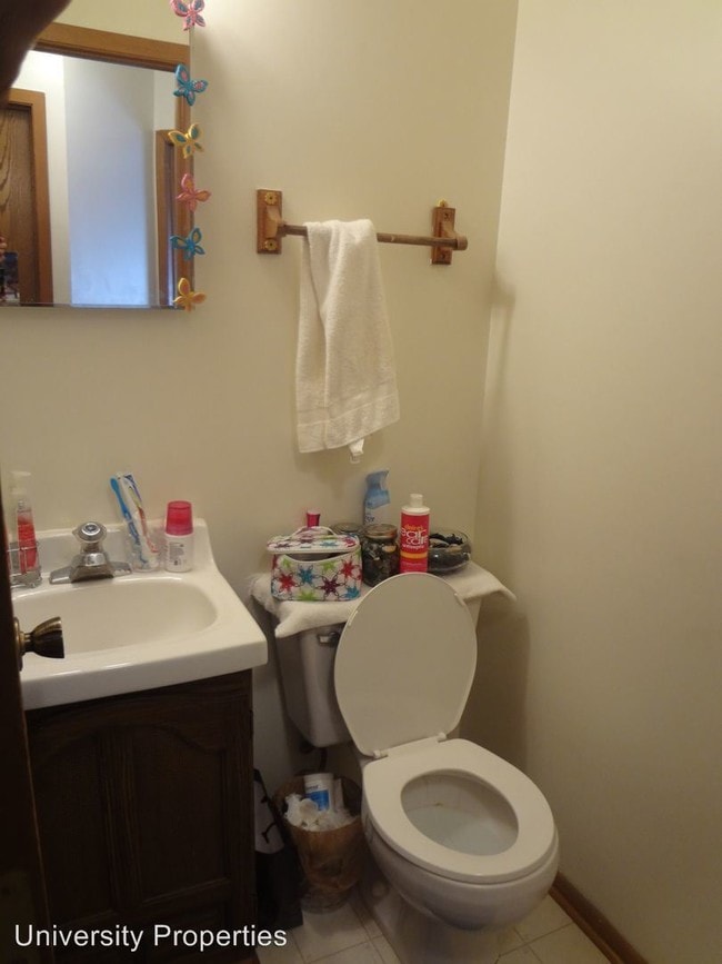 Building Photo - 3 br, 1.5 bath Room For Rent - 3164 Kylemore