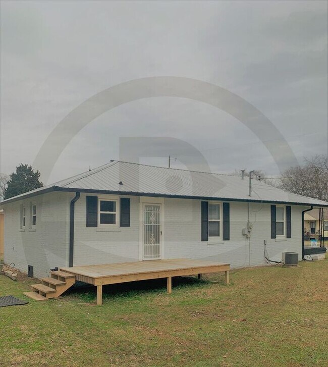 Building Photo - 3411 Delong St