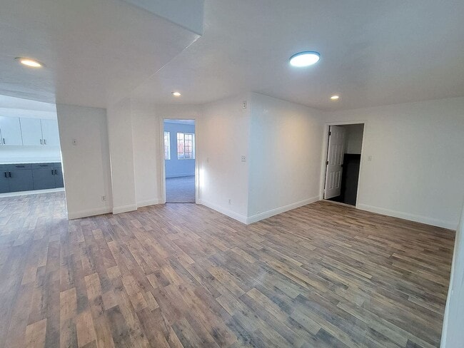 Building Photo - *utilities included* 3 bed 3 bath apartmen...