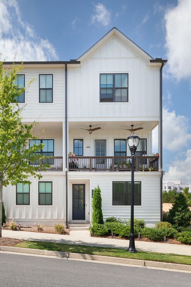 Foto del edificio - Stylish End-Unit Townhome Minutes From Gra...