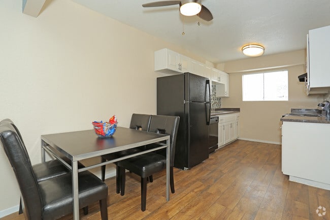 1HAB,1BA+Den-750 ft² Área de comedor - Fifteen 50 Apartments