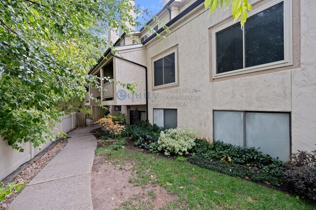 Foto del edificio - 989 Creekhill Ln
