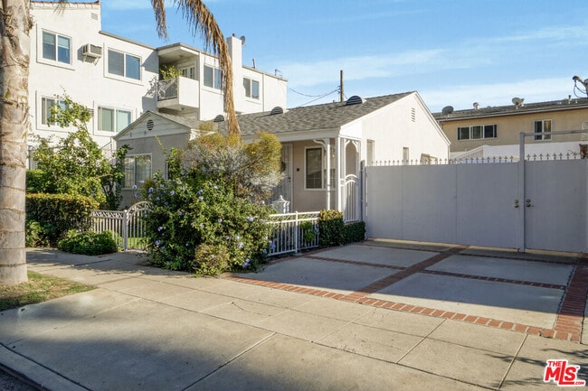 Foto del edificio - 10226 Regent St