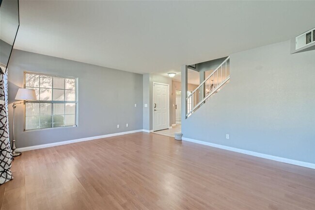 Foto del edificio - Gorgeous 2 Story Townhome Near Summerlin in Gated Community - (Ready April 1,2026)