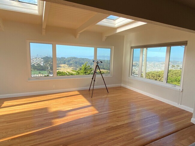 Foto del edificio - Spectacular view, 3bed 3bath Fmly rm, sun ...