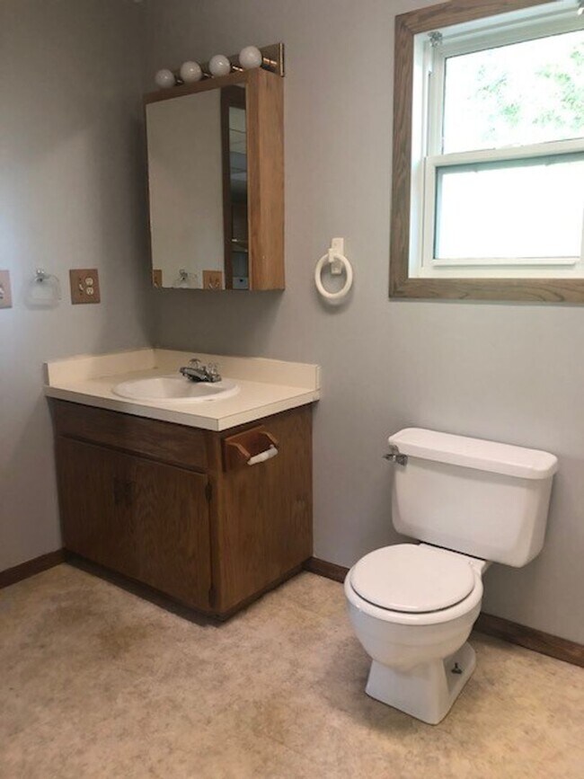 Building Photo - 3 Bedroom House!