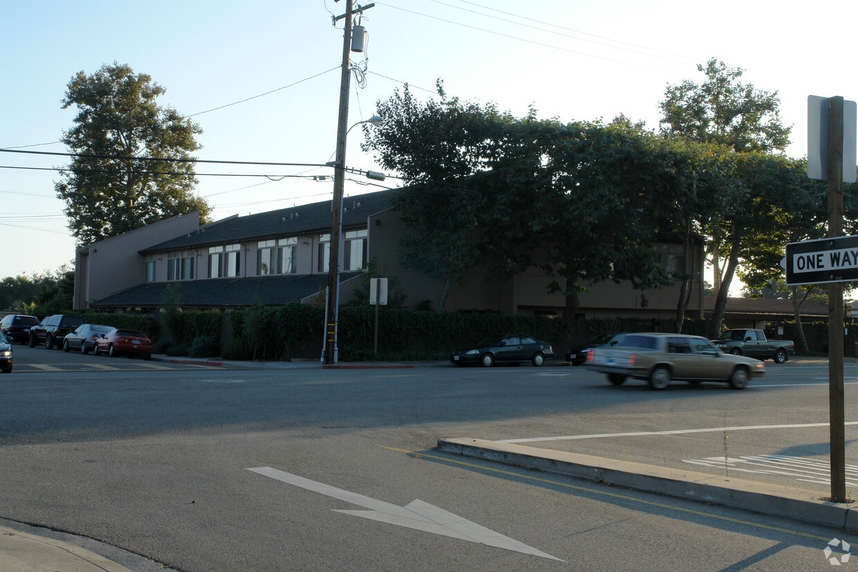 Building Photo - Linda Apartments