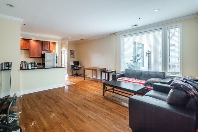 Foto del edificio - Luxury Condo in Fairmount Carriage House with PARKING!!