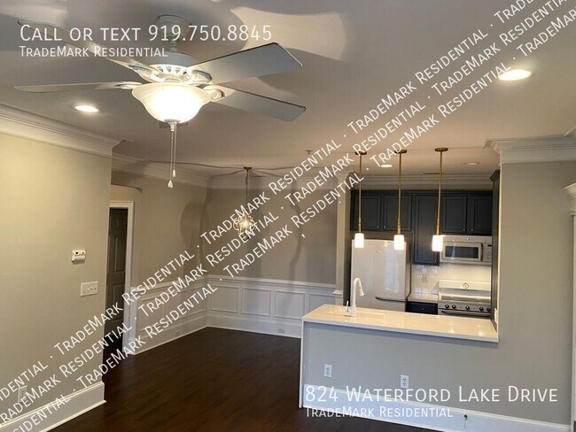 Foto del edificio - 824 Waterford Lake Dr