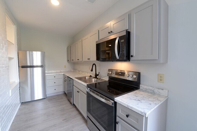 Foto del edificio - 818-AR Russell Blvd