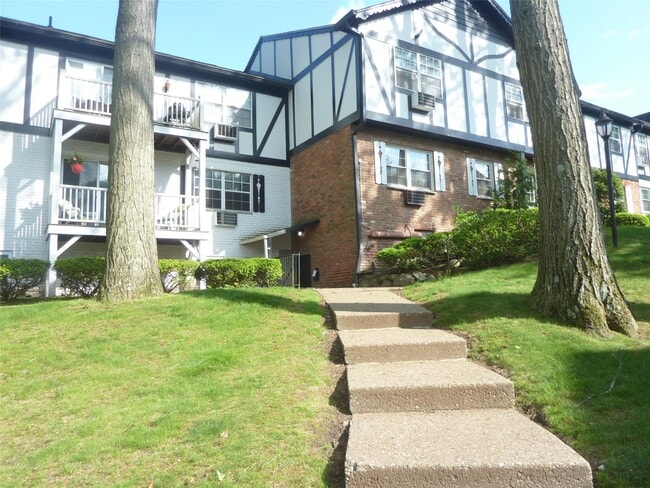 Building Photo - 133 B Parkside Dr