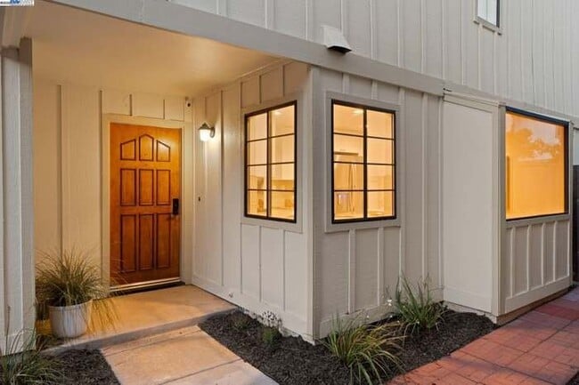 Building Photo - 3664 Thrush Terrace