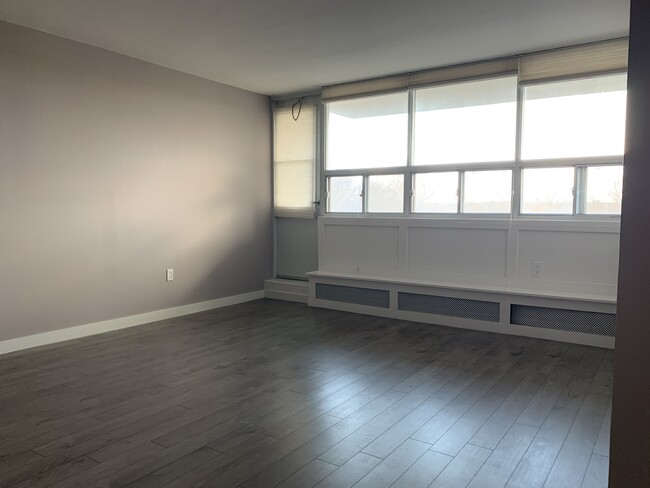 Living w balcony - 212 Kerr St