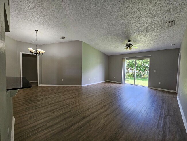 Foto del edificio - 4 Bedroom, 2 Bath Chapel Pines