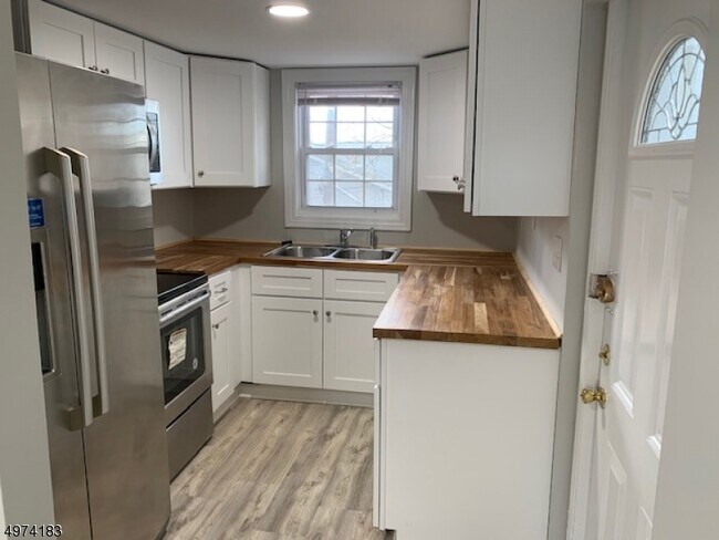 Building Photo - 53 Woodport Rd