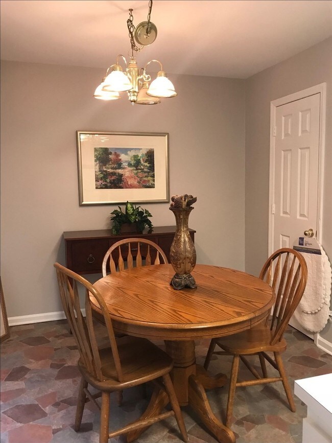 Building Photo - Townhouse For Lease!!