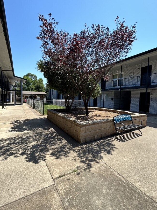 Tuscany Square Apartments 1500 W Lovers Ln Arlington, TX Apartments