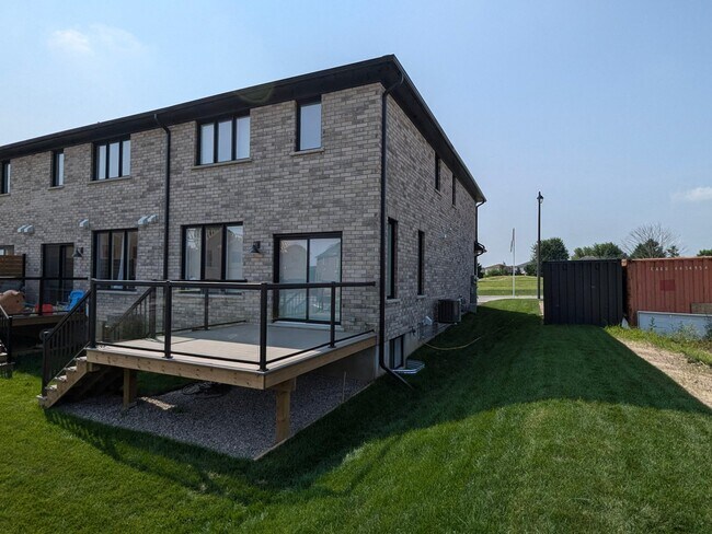 Photo du bâtiment - Beautiful End Unit Available – $2,750/month – Available Immediately