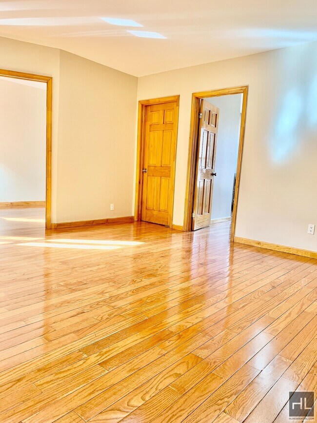 Building Photo - LARGE 3 BEDROOM SUNSET PARK!! 61 STREET