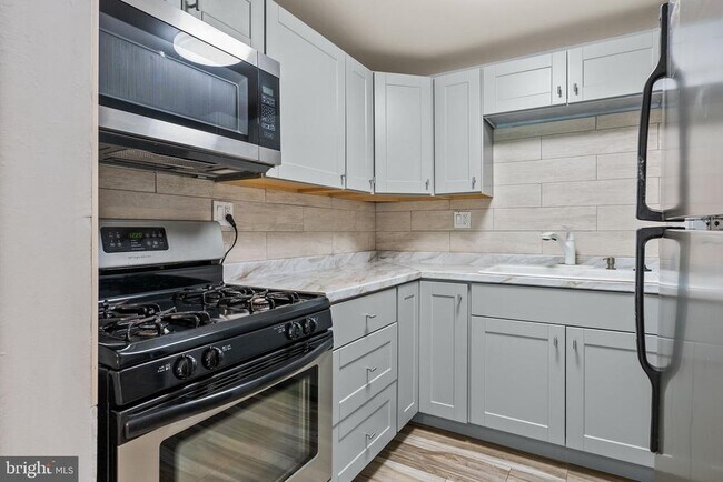 Building Photo - 2201 Strahle St