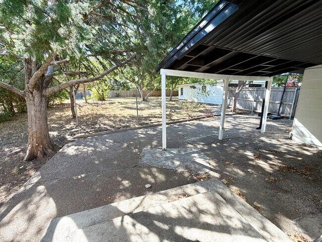 Building Photo - 3808 Beverly Dr