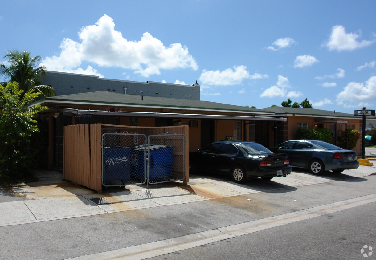Building Photo - 835 SW 24th Ave