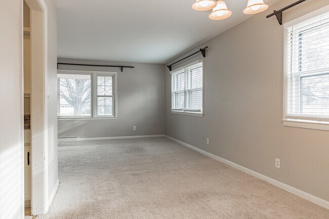 Building Photo - 17201 W Jills Dr