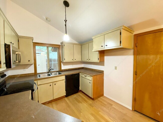 Building Photo - Bend Ranch-Style Home with Covered Patio &...