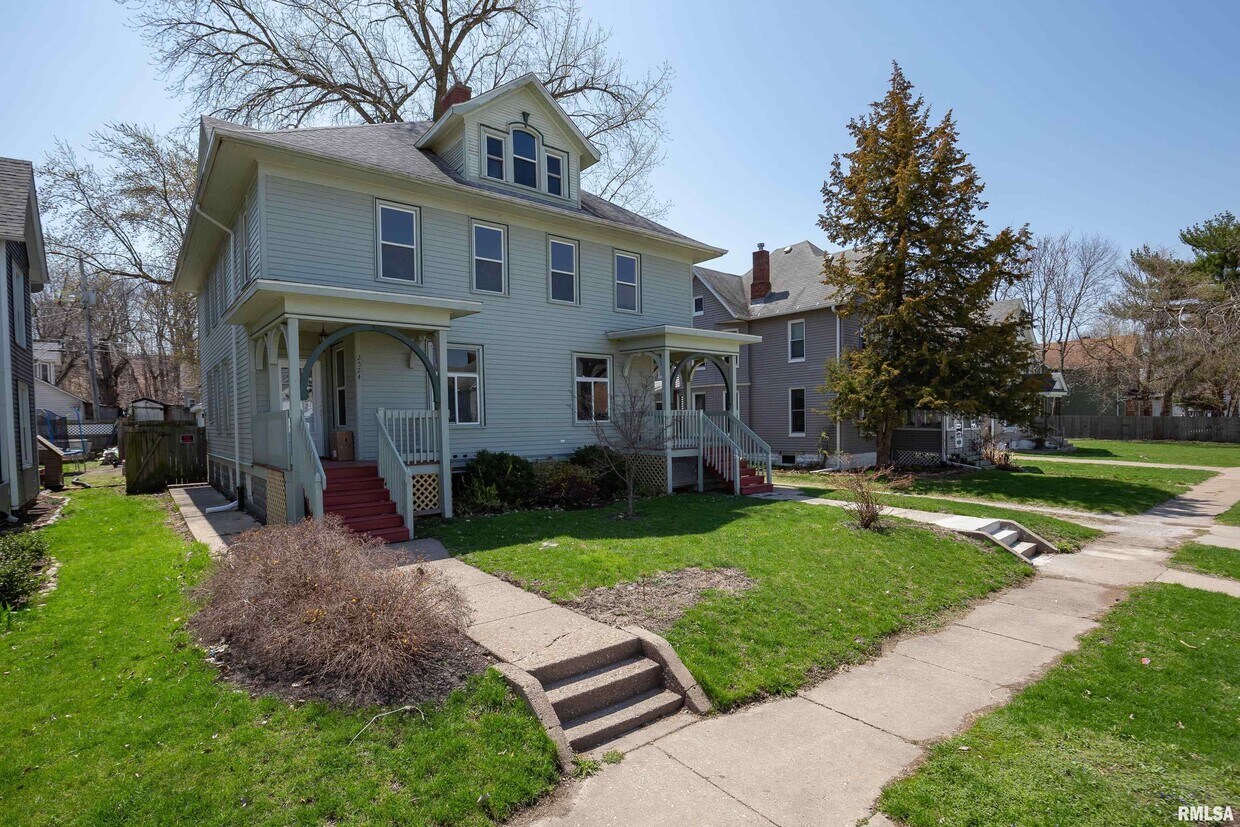 2524 8th Ave, Rock Island, IL 61201 Townhouse for Rent in Rock Island