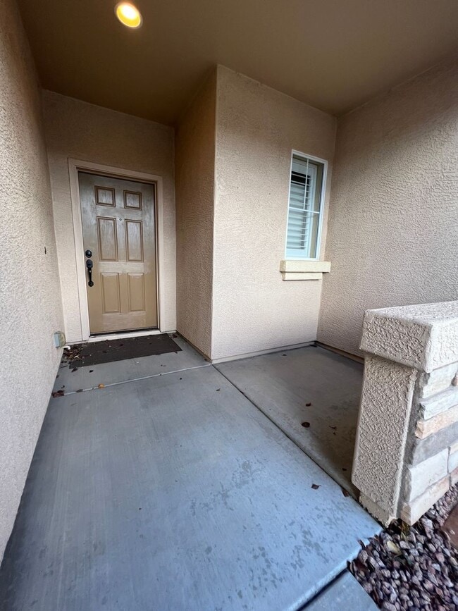 Building Photo - Desirable Pronghorn Ranch Home with 3 bedroom, 2 bathrooms!