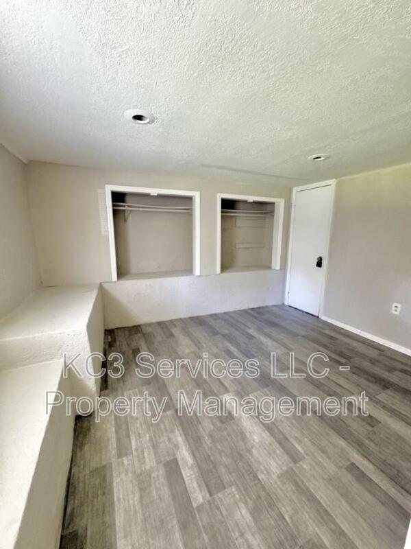 Foto del edificio - 6131 NE Vivion Rd
