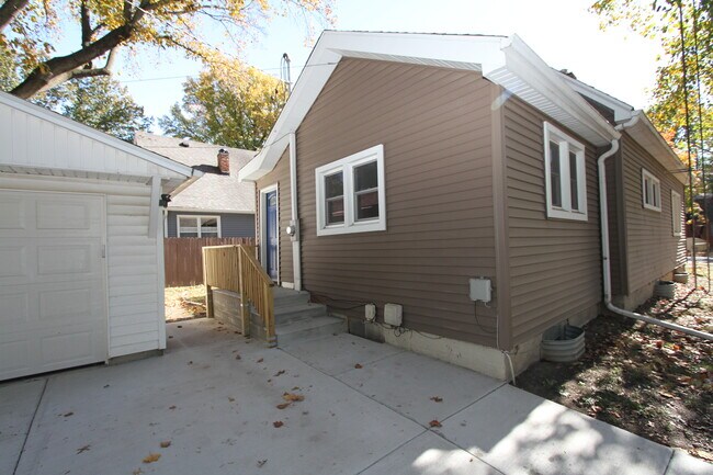 Building Photo - 1429 W Edwards St