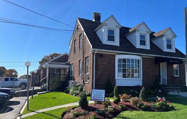 Foto del edificio - 1822 Mineral Spring Ave