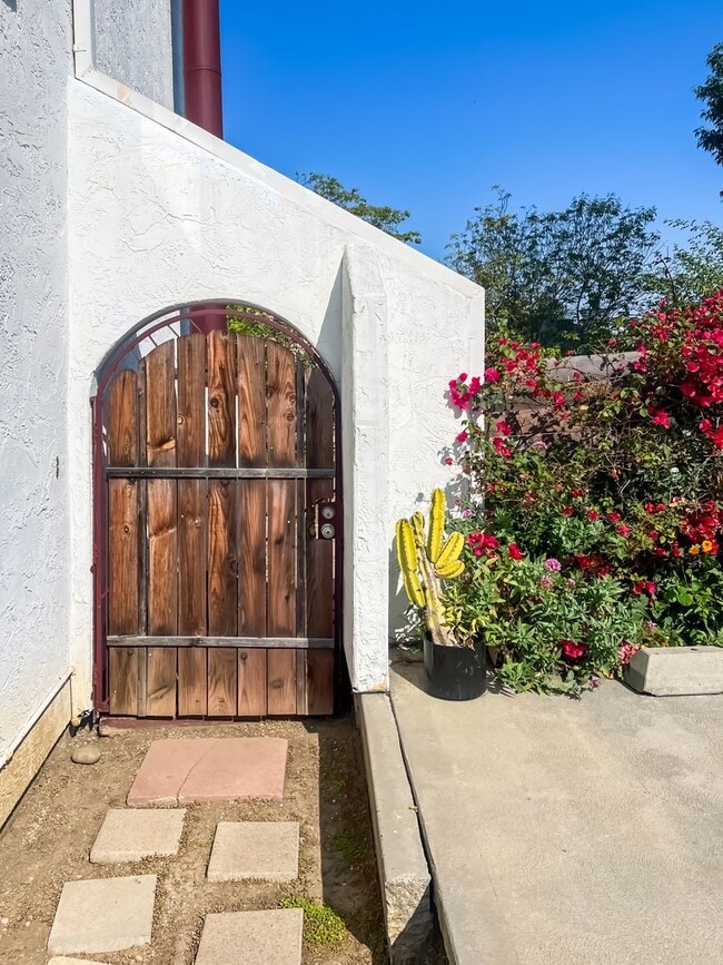 Building Photo - Stunning Light-Flooded Architectural 1BR L...
