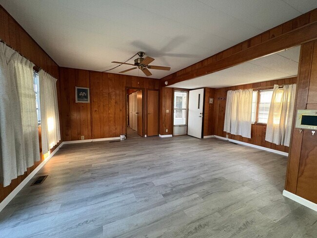 Building Photo - 3bed/1.5bath SFH Rent $1300/month ready NOW!! May 2026