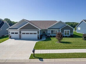 Building Photo - 740 E Holland Dr