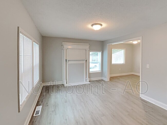 Building Photo - 219 Howell Dr SW