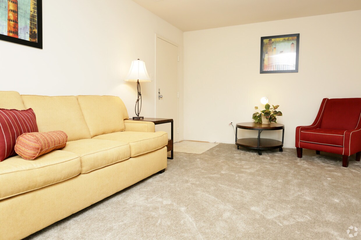 Riverwoods Apartments of Fredericksburg 2000 Woodlyn Dr