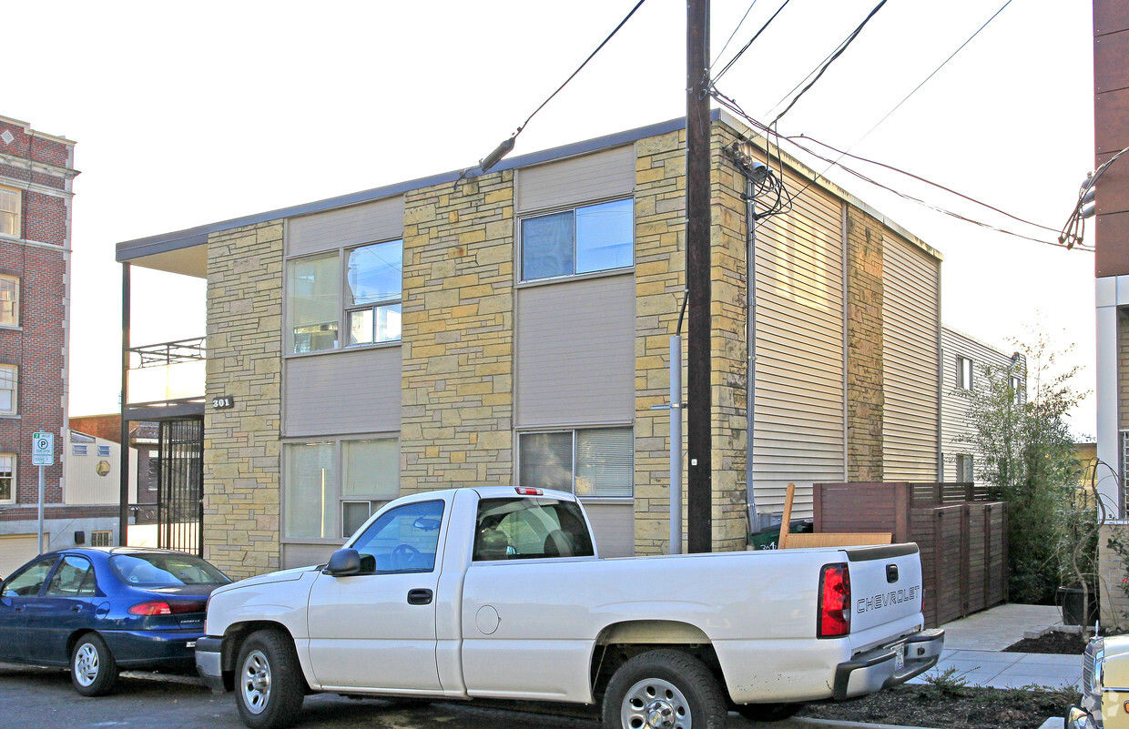 Building Photo - Capitol Crest Apartments