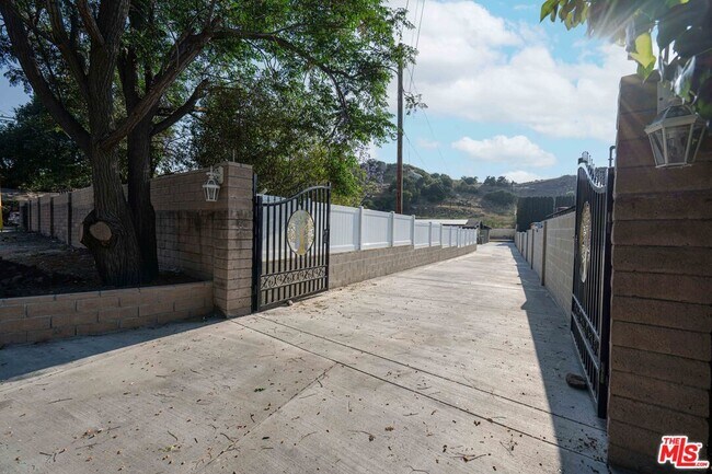 Foto del edificio - 9701 Wheatland Ave