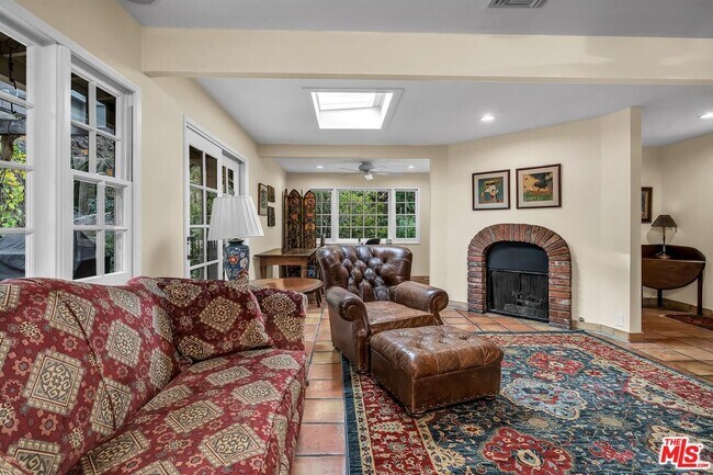 Foto del edificio - 2139 Nichols Canyon Rd