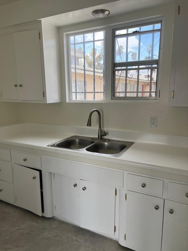 Building Photo - 327 S Alexandria Ave