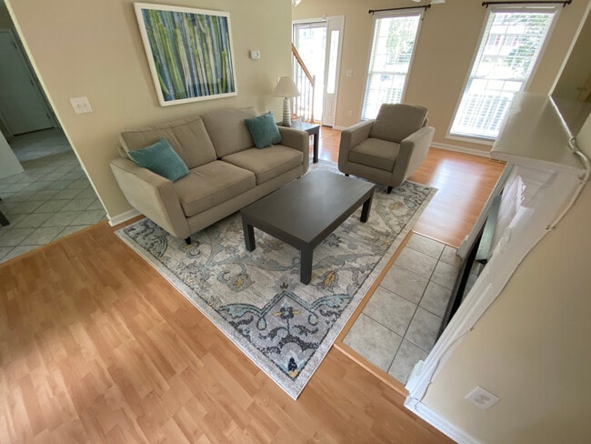 Foto del edificio - Room in Single Family Home on Ujamaa Dr